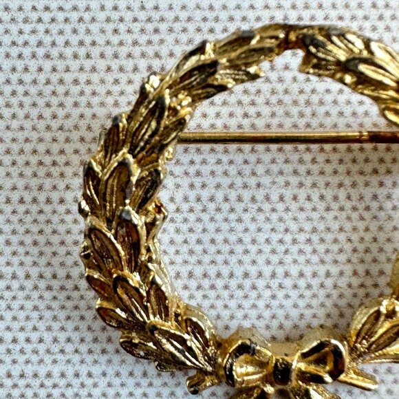 Vintage Gold-Tone Leaf & Bow Wreath Brooch Signed DuBarry F.A. 1940-1960, 1" - Picture 3 of 10